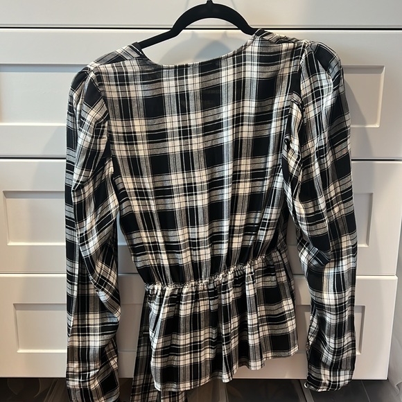 Express!! Perfect condition flannel pattern top. - Picture 3 of 3